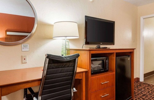 Jasper Hotel | Budget-Friendly Econo Lodge Jasper with Pool & Spa Amenities