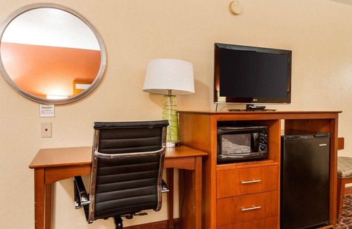 Jasper Hotel | Budget-Friendly Econo Lodge Jasper with Pool & Spa Amenities
