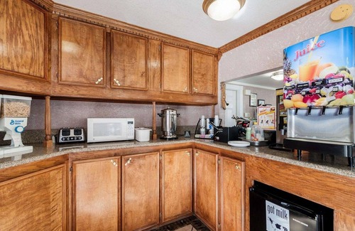 Jasper Hotel | Budget-Friendly Econo Lodge Jasper with Pool & Spa Amenities
