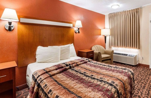 Jasper Hotel | Budget-Friendly Econo Lodge Jasper with Pool & Spa Amenities