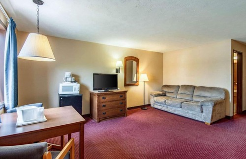 Grandview Plaza Hotel | Budget-Friendly Econo Lodge Junction City Near Fort Riley