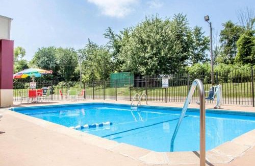 Kearney Cabin | Welcoming Econo Lodge Kearney - Liberty for Families & Pets