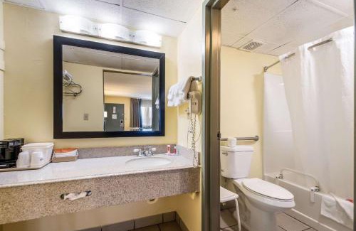 Kearney Cabin | Welcoming Econo Lodge Kearney - Liberty for Families & Pets