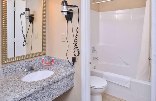 Tri-Cities Cabin | Budget-Friendly Econo Lodge with Pet and Child Amenities