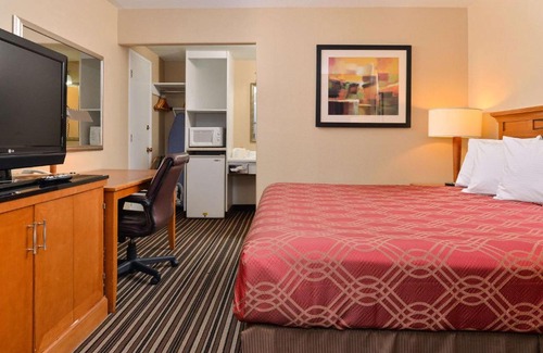 Tri-Cities Cabin | Budget-Friendly Econo Lodge with Pet and Child Amenities