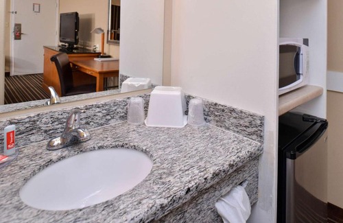 Tri-Cities Cabin | Budget-Friendly Econo Lodge with Pet and Child Amenities