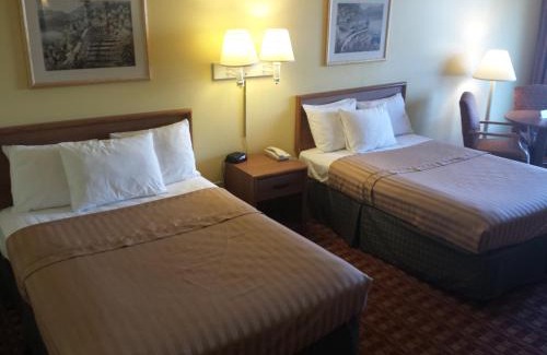 Kosciusko Cabin | Pet-Friendly Econo Lodge with Ocean View & Hot Tub