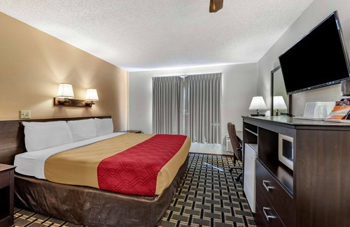 La Junta Hotel | Budget-Friendly Econo Lodge with Spa and Family Amenities