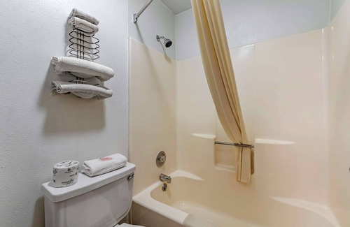 La Junta Hotel | Budget-Friendly Econo Lodge with Spa and Family Amenities