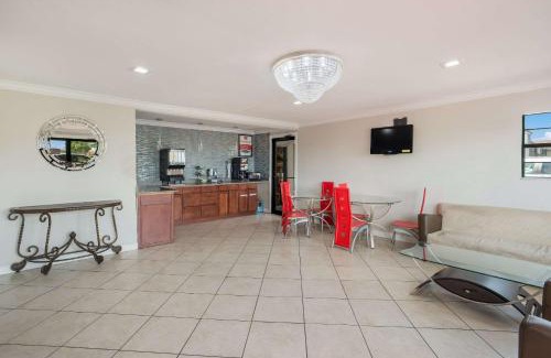Lake Charles Cabin | Budget-Friendly Econo Lodge Near Lake Charles University