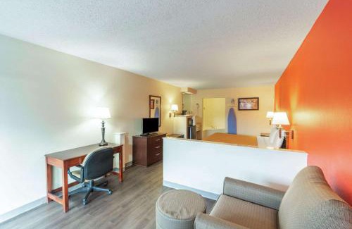 Laurel Cabin | Budget-Friendly Econo Lodge Laurel with Great Amenities