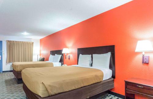 Laurel Cabin | Budget-Friendly Econo Lodge Laurel with Great Amenities