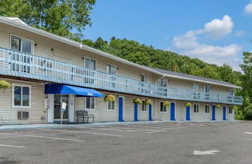 Lee Cabin | Pet-Friendly Escape at Econo Lodge Lee - Great Barrington