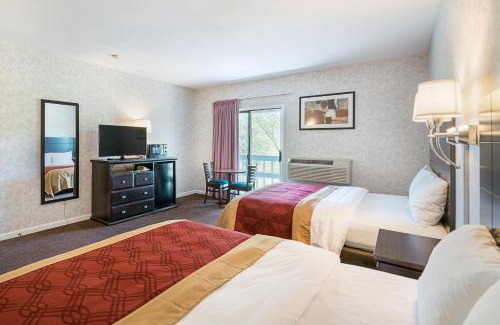Lee Cabin | Pet-Friendly Escape at Econo Lodge Lee - Great Barrington