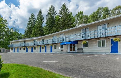 Lee Cabin | Pet-Friendly Escape at Econo Lodge Lee - Great Barrington