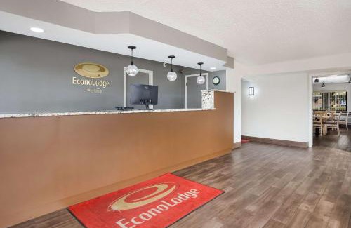 Boys Ranch Cabin | Budget-Friendly Econo Lodge: Pet Friendly with Pool Access