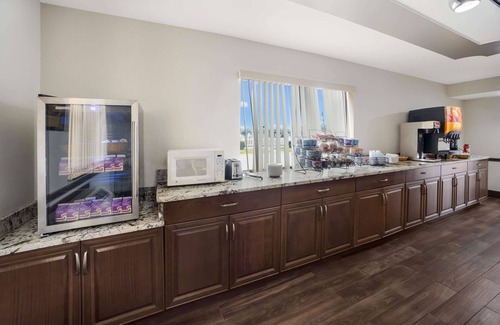 Boys Ranch Hotel | Budget Retreat at Econo Lodge Live Oak with Pool & Breakfast