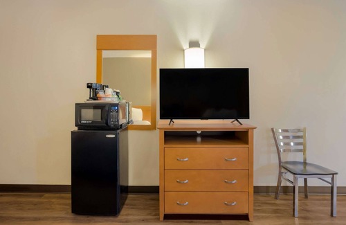 Boys Ranch Hotel | Budget Retreat at Econo Lodge Live Oak with Pool & Breakfast