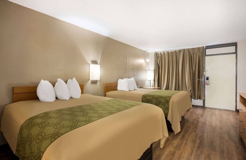 Boys Ranch Hotel | Budget Retreat at Econo Lodge Live Oak with Pool & Breakfast
