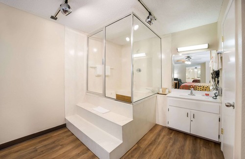 Boys Ranch Hotel | Budget Retreat at Econo Lodge Live Oak with Pool & Breakfast