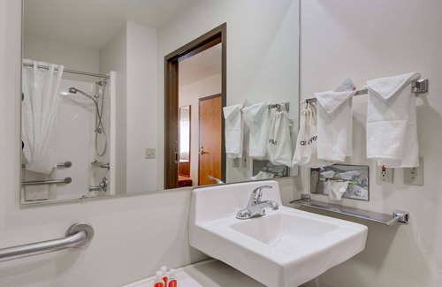 Livingston Hotel | Gateway to Yellowstone: Econo Lodge with Pool & Hot Tub