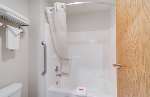 Livingston Hotel | Gateway to Yellowstone: Econo Lodge with Pool & Hot Tub
