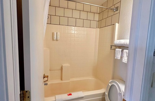 Lordsburg Hotel | Budget-Friendly Econo Lodge Lordsburg I-10 with Pool & Spa