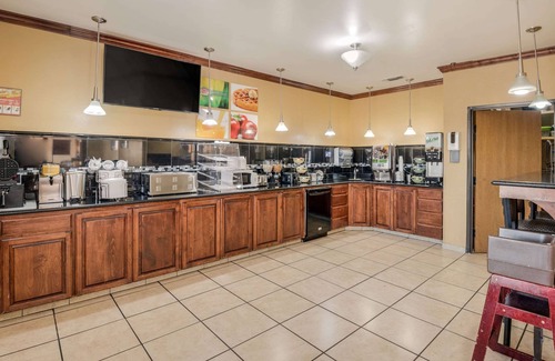 Lubbock Hotel | Budget-Friendly Econo Lodge Lubbock I-27 with Spa & Dining