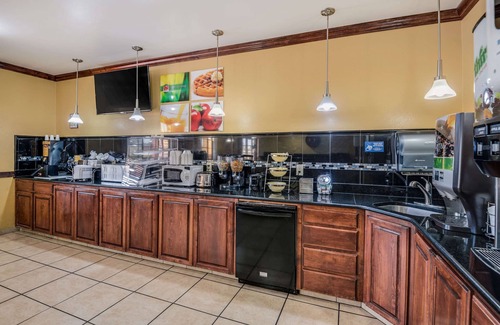 Lubbock Hotel | Budget-Friendly Econo Lodge Lubbock I-27 with Spa & Dining