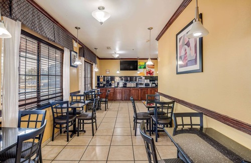 Lubbock Hotel | Budget-Friendly Econo Lodge Lubbock I-27 with Spa & Dining