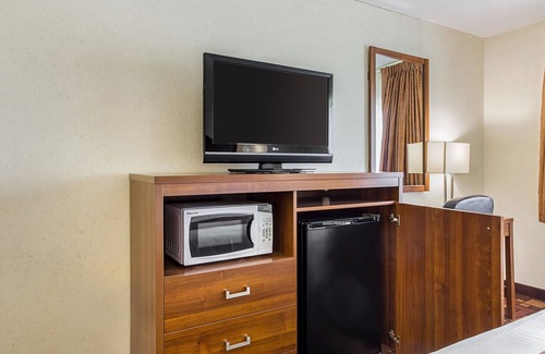 Luverne Hotel | Budget-Friendly Econo Lodge Luverne I-90 with Pool & Spa