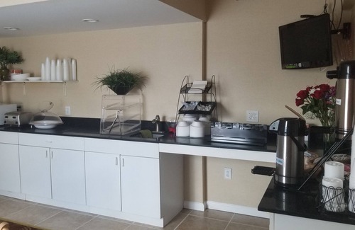 Mechanicsburg Hotel | Convenient Econo Lodge Mechanicsburg with Pool and Breakfast