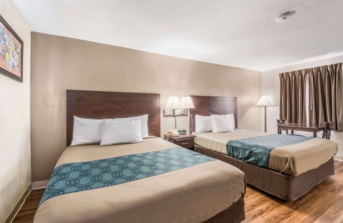 Mechanicsburg Hotel | Convenient Econo Lodge Mechanicsburg with Pool and Breakfast