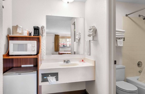 Miles City Hotel | Budget-Friendly Econo Lodge Miles City with Pool & Breakfast