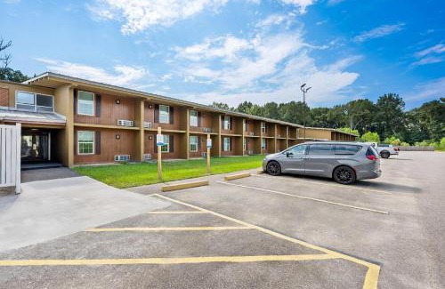 Montgomery Cabin | Budget-Friendly Montgomery Inn & Suites with Breakfast Joy