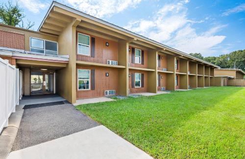 Montgomery Cabin | Budget-Friendly Montgomery Inn & Suites with Breakfast Joy