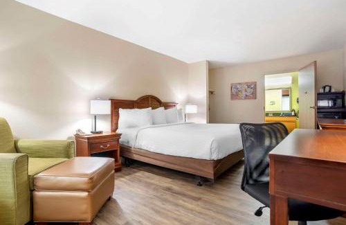 Kreole Cabin | Budget-Friendly Econo Lodge Moss Point - Pascagoula Awaits
