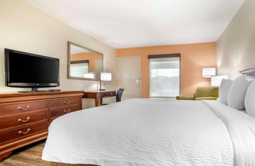 Kreole Cabin | Budget-Friendly Econo Lodge Moss Point - Pascagoula Awaits