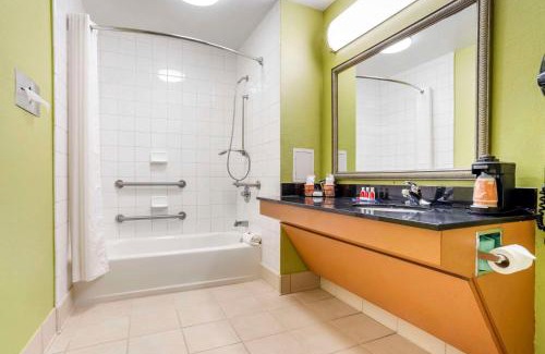 Kreole Cabin | Budget-Friendly Econo Lodge Moss Point - Pascagoula Awaits