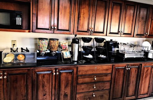 Kreole Hotel | Cozy Econo Lodge Moss Point: Family-Friendly & Breakfast Included