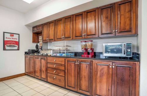 Kreole Hotel | Cozy Econo Lodge Moss Point: Family-Friendly & Breakfast Included