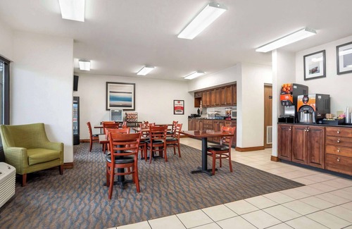 Kreole Hotel | Cozy Econo Lodge Moss Point: Family-Friendly & Breakfast Included