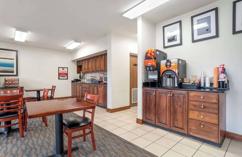 Kreole Hotel | Cozy Econo Lodge Moss Point: Family-Friendly & Breakfast Included