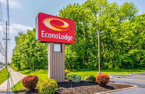 Mount Laurel Cabin | Budget-Friendly Econo Lodge: Family-Friendly with Breakfast