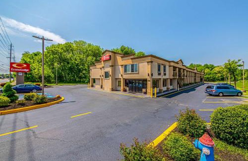 Mount Laurel Cabin | Budget-Friendly Econo Lodge: Family-Friendly with Breakfast