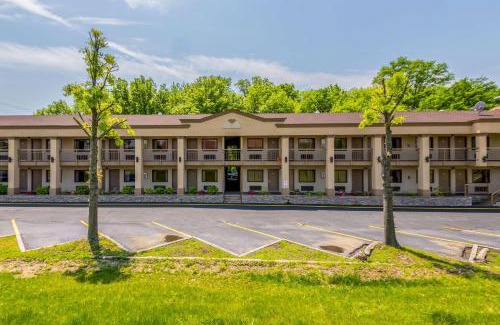 Mount Laurel Cabin | Budget-Friendly Econo Lodge: Family-Friendly with Breakfast