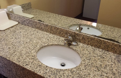 Bluefield Hotel | Budget-Friendly Econo Lodge Near Bluefield College