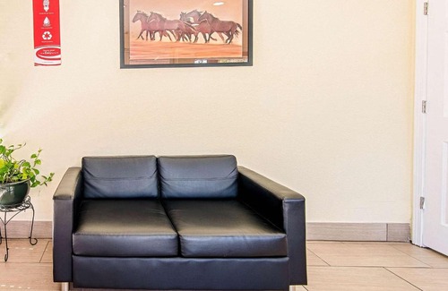 Bristol Cabin | Budget-Friendly Econo Lodge Near Motor Speedway with Hot Tub