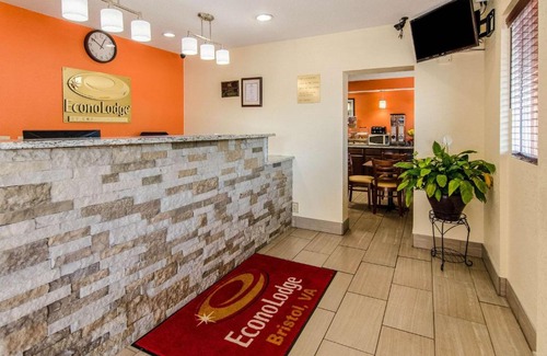 Bristol Cabin | Budget-Friendly Econo Lodge Near Motor Speedway with Hot Tub