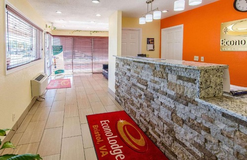 Bristol Cabin | Budget-Friendly Econo Lodge Near Motor Speedway with Hot Tub